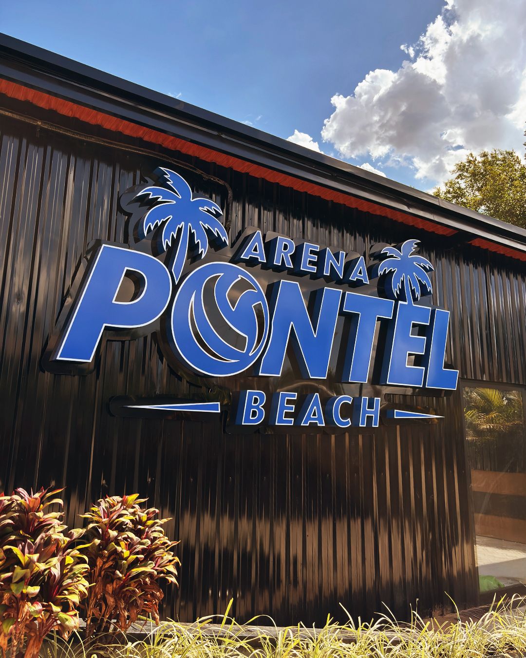 Fachada da Arena Pontel Beach com a logo na parede